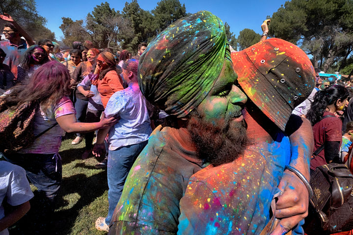 [로스앤젤레스=AP/뉴시스] 8일(현지 시간) 미 캘리포니아주 로스앤젤레스에서 열린 힌두교 색채 축제 '홀리' 참가자들이 색색의 가루를 맞으며 얼싸안고 춤추고 있다. 2026.03.09.