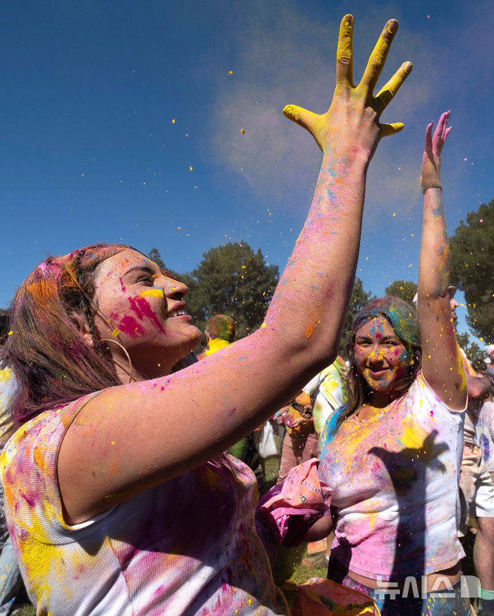 [로스앤젤레스=AP/뉴시스] 8일(현지 시간) 미 캘리포니아주 로스앤젤레스에서 열린 힌두교 색채 축제 '홀리' 참가자들이 색색의 가루를 뿌리며 축제를 즐기고 있다. 2026.03.09.