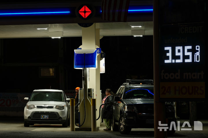 [AP/뉴시스] 8일 밤 미 오리건주 포틀랜드 주유소에 갤런당 3.95달러가 표시되어 있다 