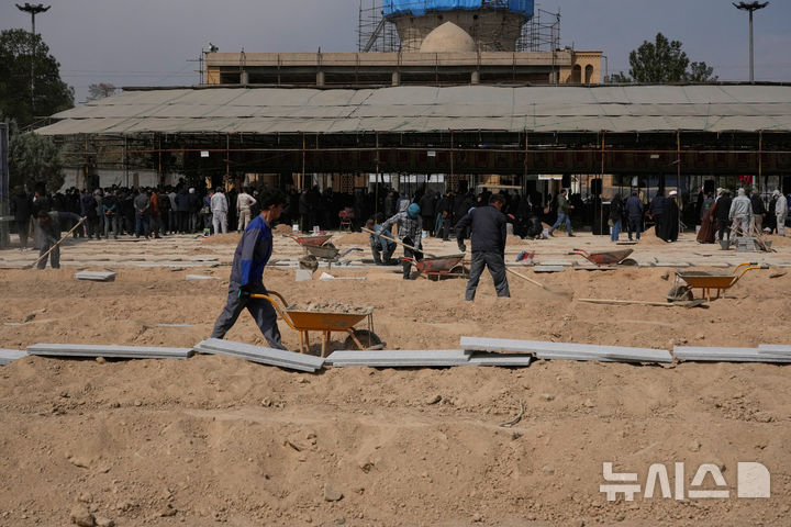 [AP/뉴시스] 이란 테헤란 내 한 공동묘지에서 이스라엘-미국 공습 사망자의 무덤이 마련되고 있다