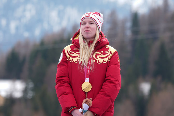 [코르티나담페초=AP/뉴시스] 바르바라 보론치히나가 9일(한국 시간) 이탈리아 코르티나담페초의 토파네 알파인 스키 센터에서 열린 2026 밀라노·코르티나담페초 동계패럴림픽 알파인 스키 여자 슈퍼대회전 입식 부문에서 금메달을 딴 뒤 시상식에서 애국가를 듣고 있다. 2026.03.09