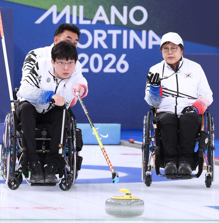 [서울=뉴시스] 한국 휠체어컬링 혼성팀이 8일(현지 시간) 이탈리아 코르티나담페초의 코르티나 올림픽 컬링 스타디움에서 열린 2026 밀라노·코르티나 동계패럴림픽 휠체어컬링 혼성팀 예선 3차전에서 중국과 경기를 펼치고 있다. (사진 = 대한장애인체육회 제공) *재판매 및 DB 금지