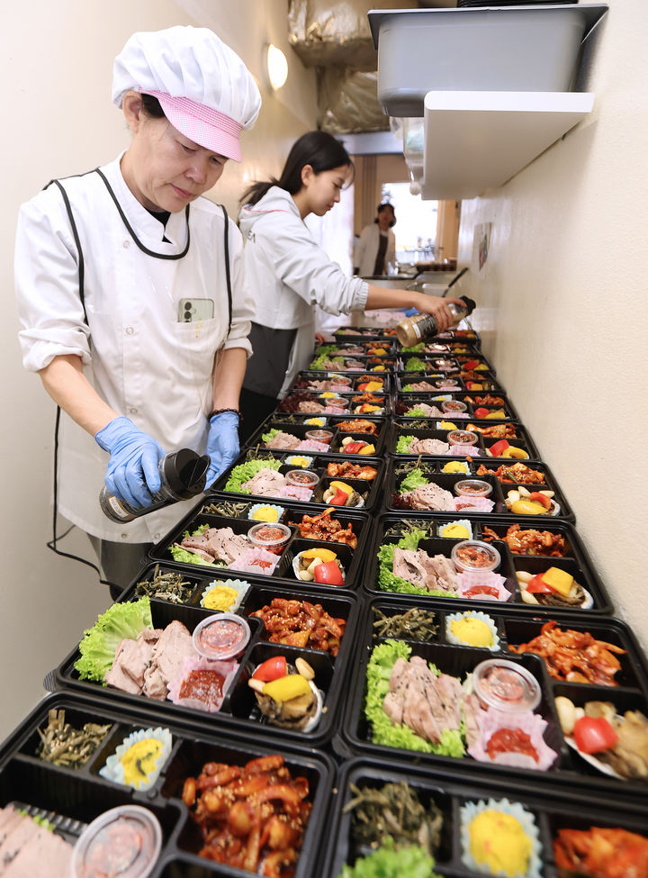 [서울=뉴시스] 2026 밀라노·코르티나담페초 동계패럴림픽에서 한국 선수단에 도시락을 지원하는 급식지원센터. (사진 = 대한장애인체육회 제공) *재판매 및 DB 금지