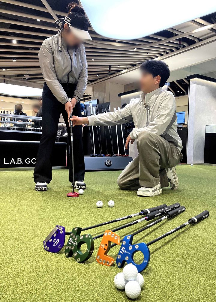 [부산=뉴시스] 롯데백화점 부산본점은 최근 백화점 4층에 제로토크 기술을 앞세운 프리미엄 퍼터 브랜드 '랩 골프'(L.A.B GOLF) 직영 매장이 문을 열었다고 9일 밝혔다. (사진=롯데백화점 제공) 2026.03.09. photo@newsis.com *재판매 및 DB 금지