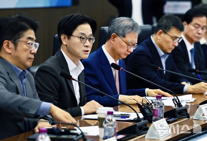 [세종=뉴시스]김정관 산업통상부 장관은 9일 "서울 중구 대한상공회의소에서 열린 '중동상황 대응본부 회의'에 참석해 정유업계, 유관기관과 함께 국내 석유가격 안정화 방안을 논의했다.(사진=산업부 제공)