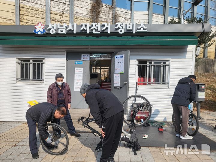 [성남=뉴시스]분당구 야탑동 만나교회 뒤 탄천 공터에 마련된 성남시 자전거 정비소(사진=성남시 제공)02026.03.09.photo@newsis.com