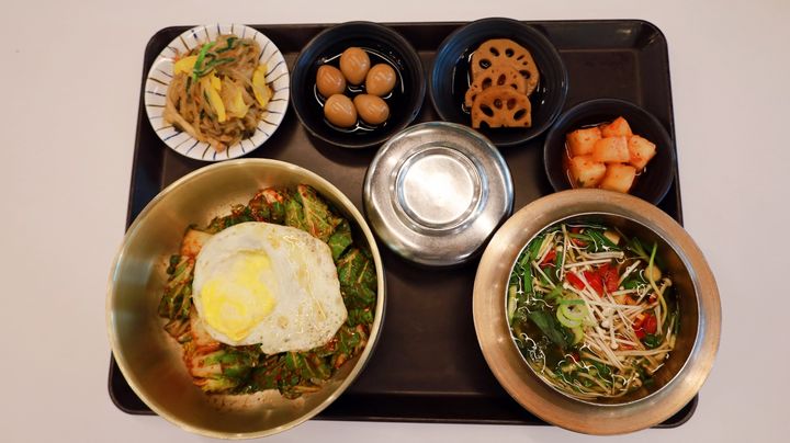 [서울=뉴시스] 삼성웰스토리가 제공하는 봄 맞이 제철 메뉴 봄동비빔밥(사진=삼성웰스토리) *재판매 및 DB 금지