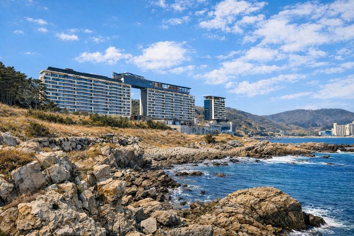 [부산=뉴시스] 기장군 오랑대 쪽에서 바라본 '반얀트리 부산 해운대' 전경. 쌍용건설이 공사를 맡은 이후 순조롭게 진행돼 오는 10~11월 본격 오픈 될 예정이다.(사진=루펜티스 제공) 2026.03.09. photo@newsis.com *재판매 및 DB 금지