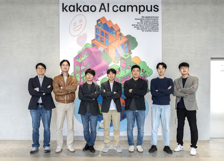 [서울=뉴시스] 카카오가 학계 전문가 및 미래 인재와의 교류를 위한 AI 협력 프로그램 '카나나 스칼라(Kanana Scholar)'를 출범하고 전문가 자문 그룹 발족식을 진행했다고 9일 밝혔다. (왼쪽부터) 김세웅 카카오 AI 커뮤니케이션 성과리더, 장준혁 한양대 융합전자공학부 교수, 주한별 서울대 컴퓨터공학부 교수, 최종현 서울대 전기·정보공학부 교수, 신진우 KAIST ICT 석좌교수, 이주호 KAIST 김재철AI대학원 교수, 김승룡 KAIST 김재철AI대학원 교수. (사진=카카오 제공) 2026.03.09. photo@newsis.com *재판매 및 DB 금지
