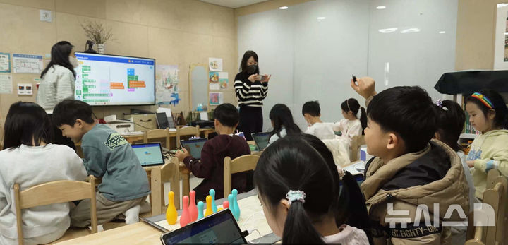 [성남=뉴시스]성남시 한 아동돌봄센터에서 어린이들을 대상으로 코딩로봇 교육을 진행하고 있다(사진=성남시 제공)2026.03.09.photo@newsis.com