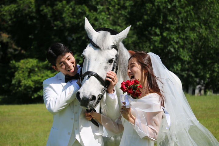 [부산=뉴시스] 렛츠런파크 부산경남에서 웨딩 사진을 촬영한 김수홍 박진선 커플. (사진=한국마사회 렛츠런파크 부산경남 제공) 2026.03.09. photo@newsis.com *재판매 및 DB 금지