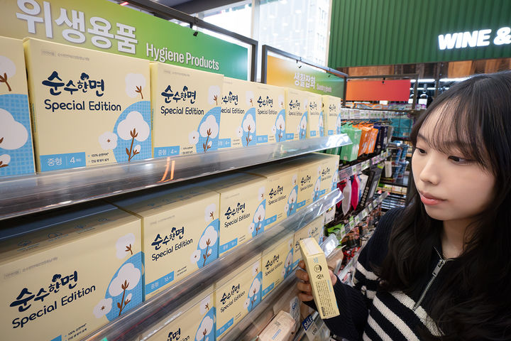 편의점 세븐일레븐이 '깨끗한나라'와 손잡고 업계 최저가 수준의 생리대 2종을 단독 출시하고 3월 할인 행사를 진행한다고 9일 밝혔다. *재판매 및 DB 금지