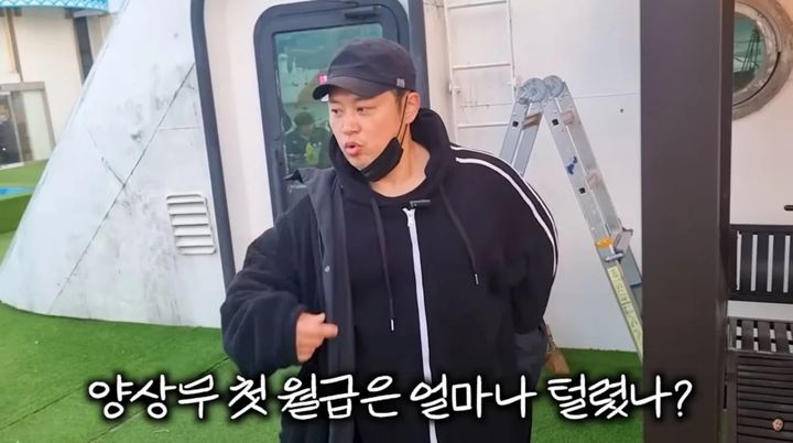 [서울=뉴시스] 헬스트레이너 겸 방송인 양치승이 회사원으로 받은 첫 월급으로 지인들과 시간을 보냈다. (사진 = 유튜브 채널 '막튜브' 캡처) 2026.03.09. photo@newsis *재판매 및 DB 금지