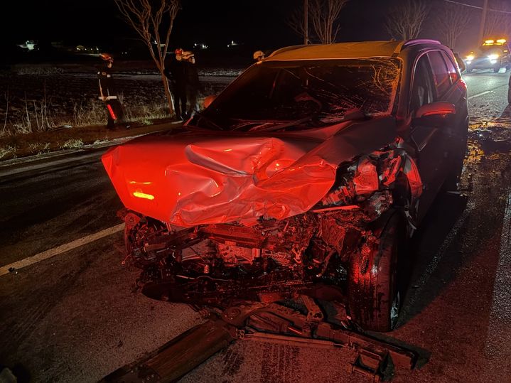 [서산=뉴시스] 지난 8일 오후 10시57분께 충남 서산시 해미면 억대리에서 음주 역주행하던 쏘렌토 차량이 정상 주행 중이던 SUV와 정면 충돌해 앞부분이 크게 부서졌다. (사진=서산경찰서 제공) 2026.03.09. photo@newsis.com *재판매 및 DB 금지