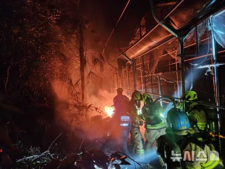 [제주=뉴시스] 8일 오후 제주 서귀포시 성산읍 소재 과수원 비닐하우스에서 불이 나 소방당국이 진화에 나서고 있다. (사진=제주소방안전본부 제공) 2026.03.09. photo@newsis.com