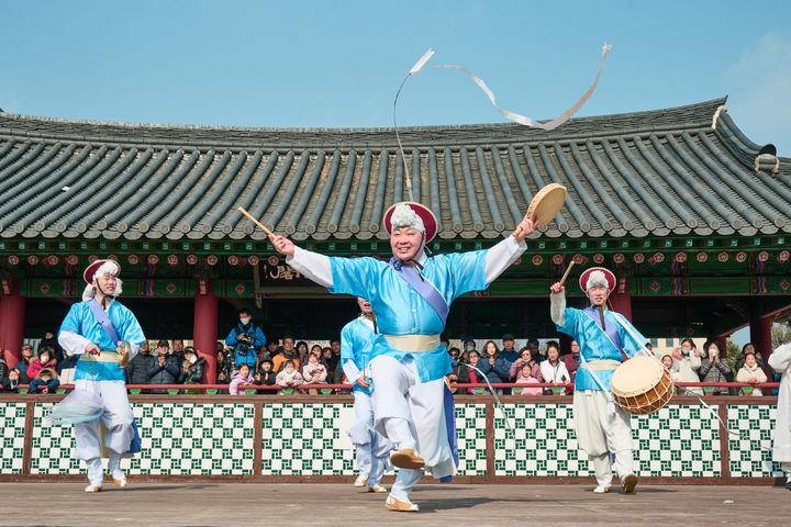 '연희집단 The 광대' 공연 장면. (사진=남산골한옥마을 제공) *재판매 및 DB 금지