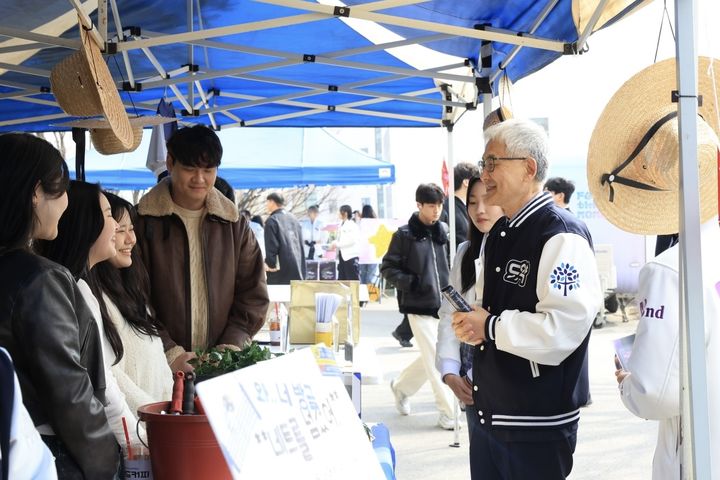 [서울=뉴시스] 명지대 인문캠퍼스에서 열린 '2026학년도 1학기 동아리 박람회'에서 재학생들이 학교 마스코트 인형과 사진 촬영을 하고 있다. (사진=명지대 제공) 2026.03.06. photo@newsis.com *재판매 및 DB 금지