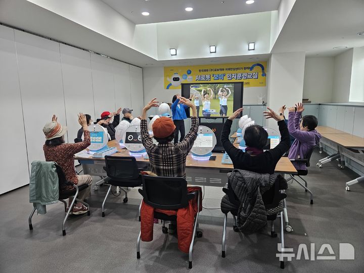 [용인=뉴시스] AI 로봇 활용 치매예방 프로그램 교육 모습(사진=용인시 제공)2026.03.09.photo@newsis.com