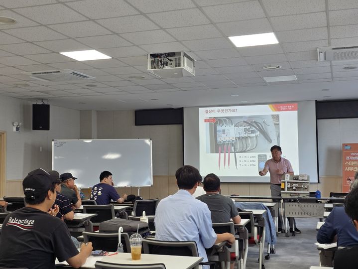 [세종=뉴시스] 스마트농업 현장교육 모습. (사진=한국농업기술진흥원 제공) *재판매 및 DB 금지