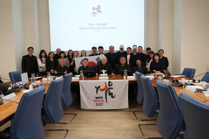 [서울=뉴시스] 천주교 서울대교구 교황청 평신도가정생명부 주최 국제 회의 후 기념 사진을 촬영하고 있다. (사진=천주교 서울대교구 제공) 2026.03.09. photo@newsis.com *재판매 및 DB 금지