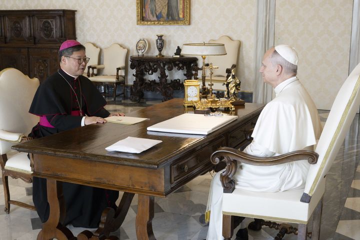 [서울=뉴시스] 천주교 서울대교구장 정순택 대주교가 5일(현지시각) 교황청 사도궁에서 레오 14세 교황을 알현하고, 2027 서울 세계청년대회 준비 상황을 보고했다. (사진=바티칸 미디어 제공) 2026.03.09. photo@newsis.com *재판매 및 DB 금지