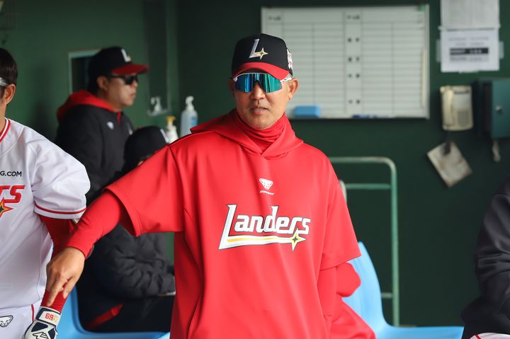 [서울=뉴시스] 프로야구 SSG 랜더스 이숭용 감독이 9일 일본 미야자키에서 지난달 23일부터 진행한 2026시즌 2차 스프링캠프를 마무리했다. (사진=SSG 랜더스 제공) 2026.03.09. *재판매 및 DB 금지