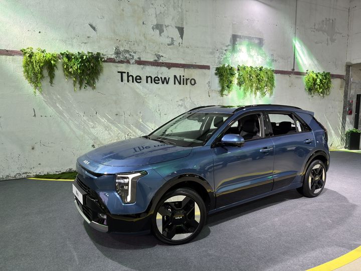 [서울=뉴시스] 김민성 기자 = 기아가 지난 9일 오전 서울 서대문구 레이어스튜디오에서 '더 뉴 니로' 출시 미디어데이 행사를 개최했다. 행사장에 전시된 '더 뉴 니로' 모습. 2026.03.09. kms@newsis.com. *재판매 및 DB 금지