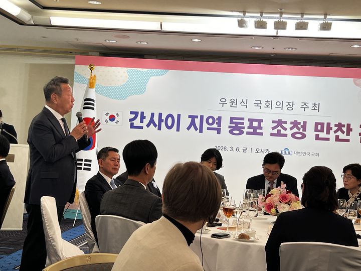 지난 6일 일본 오사카에서 열린 재외동포 간담회에서 OKIS 최윤 이사장(왼쪽)이 재외동포 사회의 핵심 현안인 '재외한국학교 의무교육 시행'을 위한 정책적 건의를 전달하고 있다. (사진=OK금융 제공) *재판매 및 DB 금지