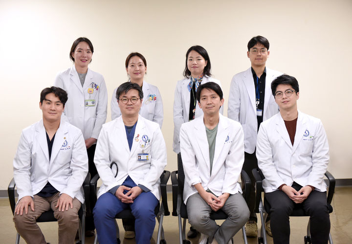 [수원=뉴시스] 골관절염클리닉 의료진. (사진=아주대병원 제공) 2026.03.09. photo@newsis.com *재판매 및 DB 금지