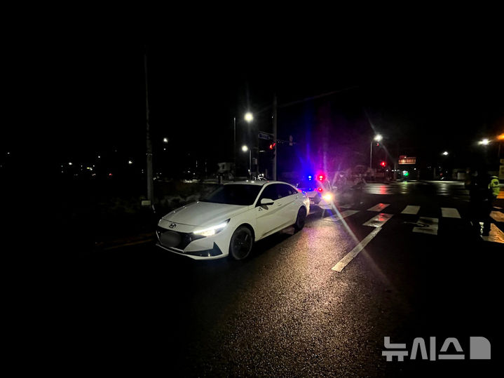 [제주=뉴시스] 5일 오후 제주시 오일시장 인근에서 무면허 음주운전을 한 불법 체류 중국인이 경찰에 적발됐다. (사진=제주경찰청 제공) 2026.03.09. photo@newsis.com