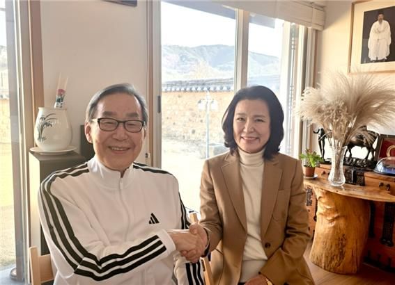 [대구=뉴시스]6·3 지방선거에서 대구시장 출마를 선언한 이진숙 전 방송통신위원장과 문희갑 전 대구시장의 모습이다(사진=이진숙 제공) 2026.03.09 photo@newsis.com *재판매 및 DB 금지