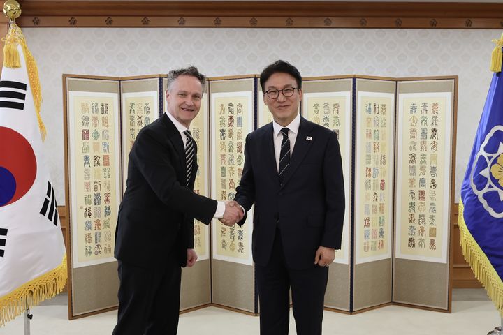 [서울=뉴시스]김민석(사진 오른쪽) 국무총리가 9일 오전 정부서울청사에서 패트릭 존슨(Patrik Jonsson) 인터내셔널사업 총괄 대표 등 일라이릴리앤컴퍼니 관계자와 면담을 가졌다. (사진=총리실 제공) photo@newsis.com *재판매 및 DB 금지