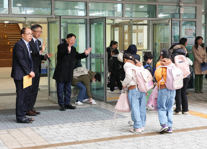 [대전=뉴시스] 대전둔곡초중학에서 등교하는 학생들을 맞이하는 설동호 교육감. (사진=대전시교육청 제공) 2026.03.09. photo@newsis.com *재판매 및 DB 금지