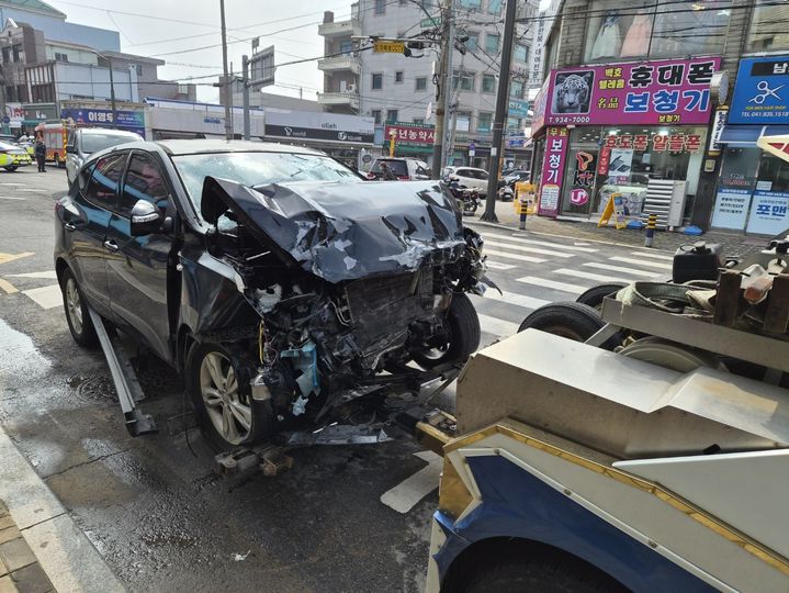 [보령=뉴시스] 9일 오전 10시52분께 충남 보령시 대천2동 서울한의원 앞 왕복 2차로에서 SUV가 앞서 가던 시내버스를 추돌해 7명의 사상자가 발생한 가운데 사고 차량이 견인 대기 중이다. (싸진=보령경찰서 제공) 2026.03.09. photo@newsis.com *재판매 및 DB 금지