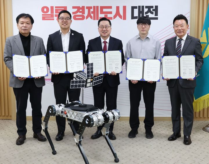 [대전=뉴시스]대전시는 9일 시청에서 6대 전략산업인 우주와 로봇 분야 핵심 기업과 산업경쟁력 강화 및 지역 거점화를 위한 업무협약을 체결했다. 2026. 03. 09 photo@newsis.com *재판매 및 DB 금지