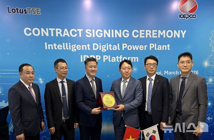 [세종=뉴시스]EVNGENCO3의 납품사인 로터스와의 IDPP 설치 계약 체결식. 왼쪽에서 세번째 응우옌 응옥 또안 로터스 회장, 네번째 문일주 한전 기술혁신본부장의 모습.(사진=한전 제공)
