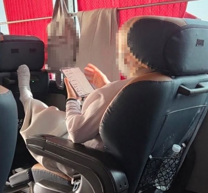 승려로 추정되는 한 승객이 버스에서 신발을 벗은 채 발을 앞 좌석 머리 받침대 근처까지 높게 올리고 있다. 사진 보배드림 인스타그램 캡처 *재판매 및 DB 금지