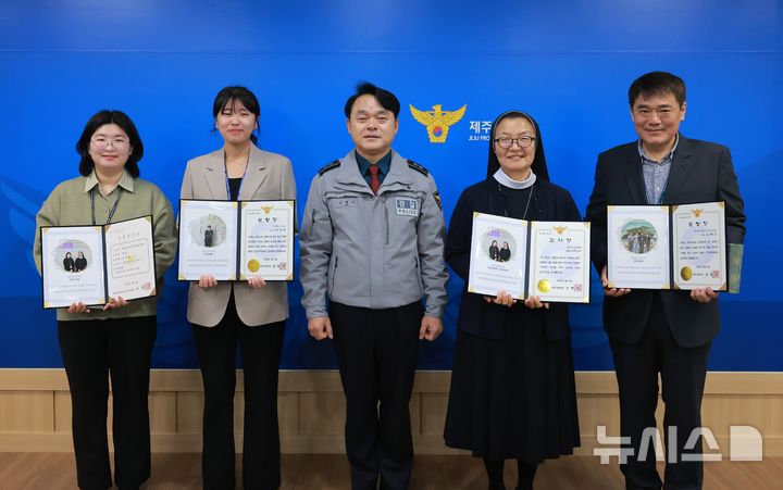 [제주=뉴시스] 9일 오전 제주경찰청에서 피해자 보호와 스토킹 차단, 신종 사기 수사에 기여한 경찰 및 유관기관 관계자가 언성 히어로 포상을 받고 있다. 왼쪽부터 제주동부경찰서 송지혜 경장, 서귀포경찰서 김예림 순경, 고평기 제주경찰청장, 송혜련 여성긴급전화 1366 제주센터장, 제주서부경찰서 임채진 경감. (사진=제주경찰청 제공) 2026.03.09. photo@newsis.com