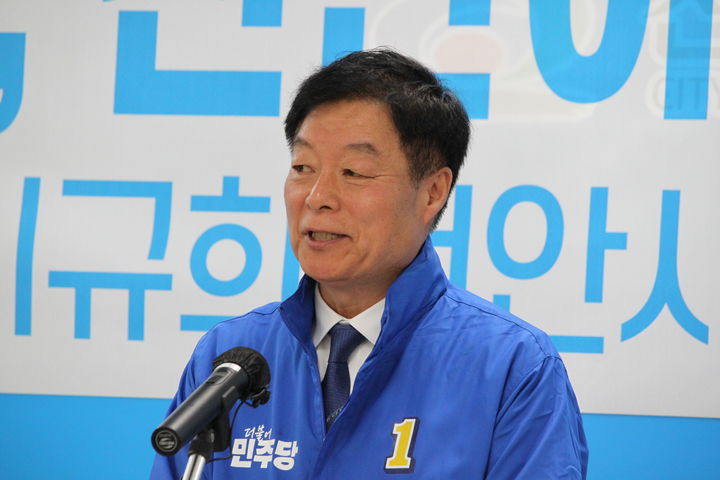 [천안=뉴시스] 최영민 기자=이규희 더불어민주당 천안시장 예비후보가 9일 오전 천안시청 브리핑실에서 천안아산 통합 공약과 관련한 기자회견을 하고 있다. 2026.03.09 ymchoi@newsis.com *재판매 및 DB 금지