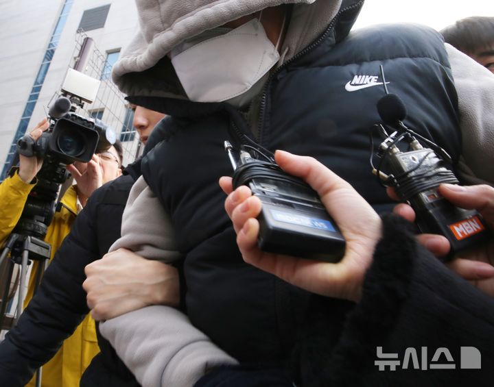 [청주=뉴시스] 서주영 기자 = 충북 옥천군에서 금전문제로 지인을 살해한 뒤 인근 야산에 시신을 유기한 40대 남성 A씨가 9일 청주지법에서 구속 전 피의자 심문(영장실질심사)을 받기 위해 출석하고 있다. 2026.03.09. juyeong@newsis.com