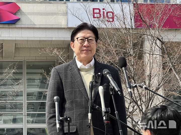 [부산=뉴시스] 원동화 기자 = 박형준 부산시장이 9일 부산시청 앞 광장에서 기자들과 만나 3선 도전 소감을 밝히고 있다. 2026.03.09. dhwon@newsis.com