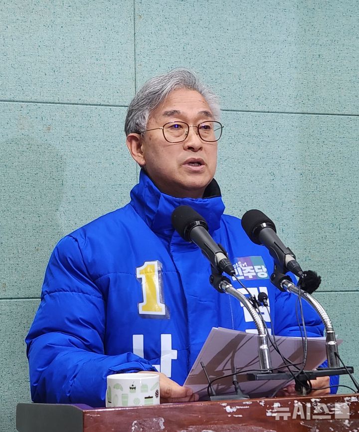 [전주=뉴시스] 김민수 기자= 나인권 김제시장 예비후보가 9일 전북도의회 브리핑룸에서 기자회견을 갖고 있다. 2026.03.09 *재판매 및 DB 금지