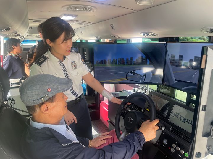 [전주=뉴시스] 전북경찰청은 올해 말까지 '2026년도 함께 찾아가는 고령자 교통안전 교육'을 추진한다고 9일 밝혔다. (사진=전북경찰청 제공) 2026.03.09. photo@newsis.com *재판매 및 DB 금지