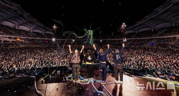 [고양=뉴시스] 경기 고양시 종합운동장에서 열린 콜드플레이 내한공연 현장.(사진=라이브네이션코리아 제공)photo@newsis.com