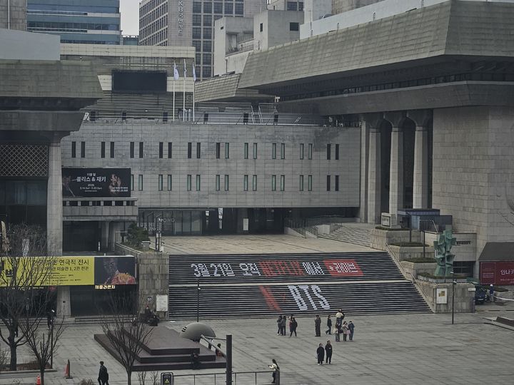 [사진=뉴시스] 박은비 기자 = 넷플릭스가 21일 단독 공개하는 'BTS 컴백 라이브: 아리랑' 공연 홍보 문구를 서울 광화문 세종문화회관 계단에 배치한 모습. 2026.03.09. silverline@newsis.com *재판매 및 DB 금지