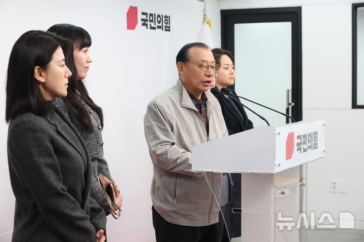 [서울=뉴시스] 조성봉 기자 = 이정현 국민의힘 공천관리위원장이 9일 오후 서울 여의도 중앙당사에서 열린 기자간담회에서 취재진의 질문에 답변하고 있다.2026.03.09. suncho21@newsis.com