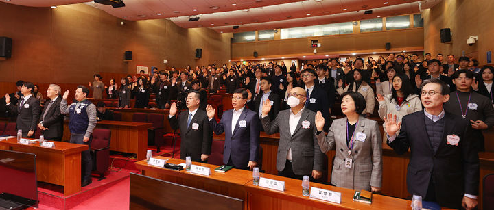 코트라는 9일 본사에서 '고객서비스 혁신 다짐식'을 개최했다고 밝혔다. 사진은 '고객서비스 혁신 다짐식'에서 코트라 임직원들이 고객헌장을 제창하고 있는 모습.(사진=코트라 제공) *재판매 및 DB 금지