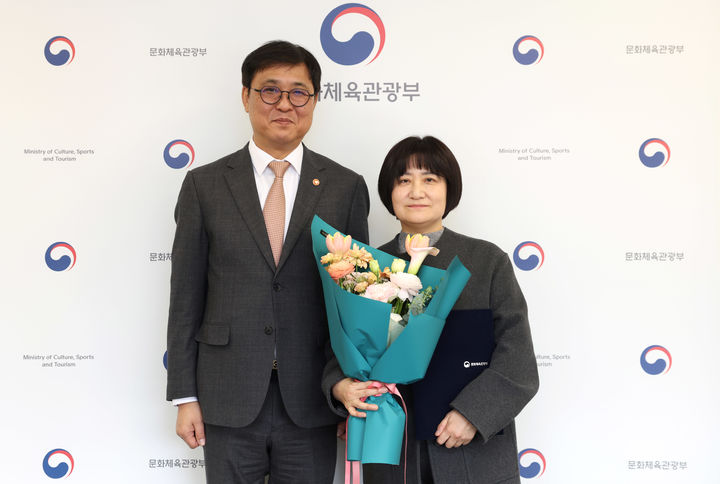 최휘영(왼쪽) 문화체육관광부 장관이 9일 서울 종로구 국립현대미술관 서울관에서 신임 모은영 한국영상자료원 원장에게 임명장을 수여한 뒤 기념촬영을 하고 있다. (사진=문체부 제공) *재판매 및 DB 금지