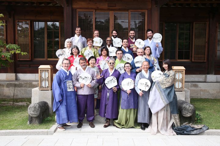 [서울=뉴시스] 문화소통포럼 CCF 2016 한복을 입은 해외 문화인사들. (사진 = 한국이미지커뮤니케이션연구원 제공) 2026.03.09. photo@newsis.com *재판매 및 DB 금지