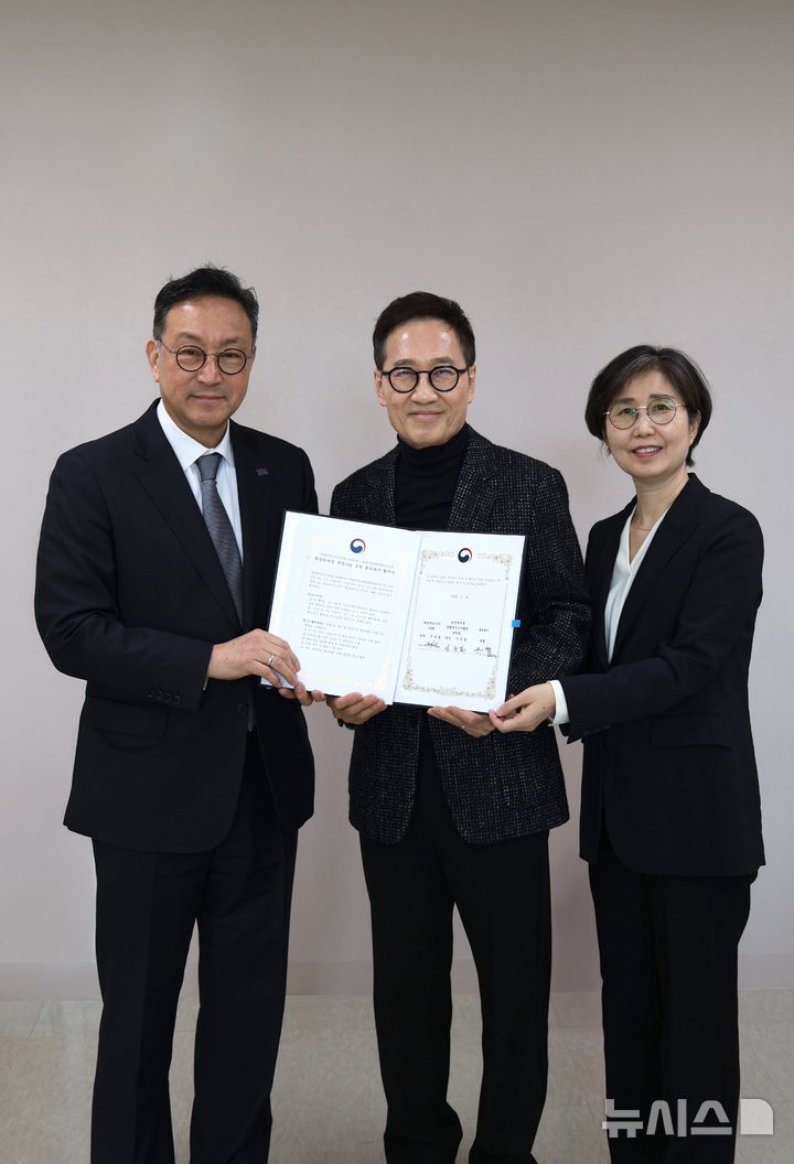 [서울=뉴시스] 홍보대사 위촉식 단체 사진. 왼쪽부터 이삼열 한국장기조직기증원 원장, 가수 유열, 김영지 국립장기조직혈액관리원 장기기증지원과 과장. (사진= 한국장기조직기증원 제공)